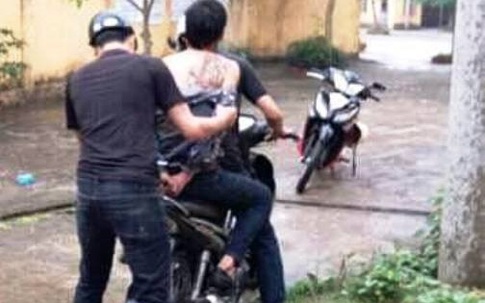 Kẻ bắt cóc giằng con trên tay mẹ rồi bỏ chạy