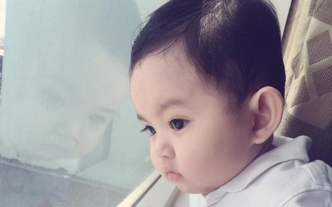 Con trai Khánh Thi dù không cười vẫn xinh như thiên thần
