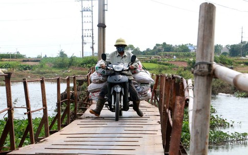 Hà Đông, Hà Nội: Dân liều mạng đi qua cây cầu cũ nát