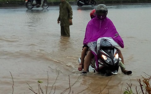 Hà Nội: Chung cư Dương Nội bị cô lập trong biển nước vì bão "Thần Sét"