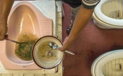 Quán cafe phục vụ súp, cocktail đựng trong bồn cầu gây sốc ở Indonesia