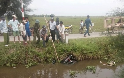 Phát hiện thi thể nam thanh niên cùng xe máy dưới ao làng