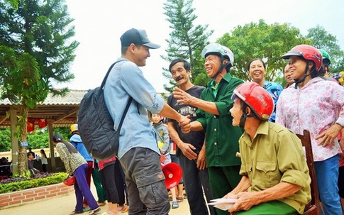 MC Phan Anh có nên “chạy theo” những thị phi sau khi làm từ thiện?