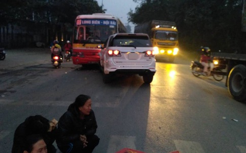 Hà Nội: Xe Fotuner tông chết cụ ông, đấu đầu xe buýt