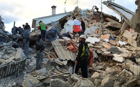 Người dân Italy bàng hoàng trong đống đổ nát sau trận động đất tàn phá gần như toàn bộ thị trấn