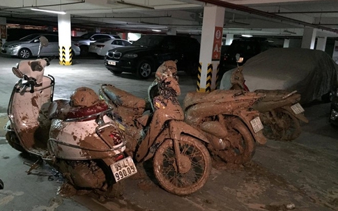 Bùn đất tràn vào chung cư, vùi lấp nhiều xe máy ở Sài Gòn
