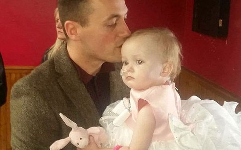 'Đám cưới' của bé gái 16 tháng tuổi khi chỉ còn 2 ngày để sống