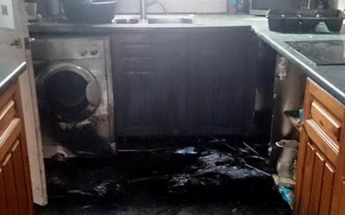 Máy rửa bát phát nổ khiến căn nhà cháy đen