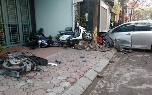 Hà Nội:  Xe Camry “dồn” 3 xe máy, 3 người tử vong