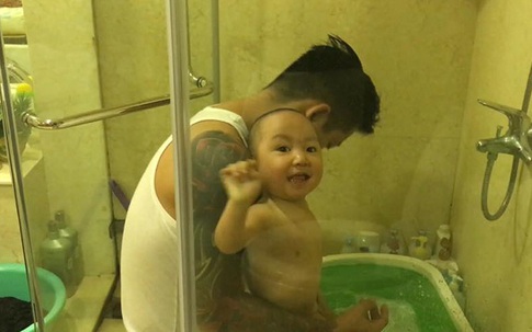 Thích thú hình ảnh Tuấn Hưng tắm cho con