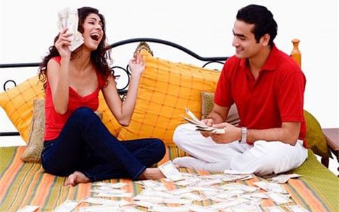 Vợ bất ngờ mang về 5 tỉ đồng đòi mua nhà lầu, tậu xe hơi