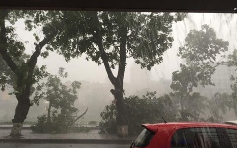 Cách phòng tránh siêu dông bất ngờ