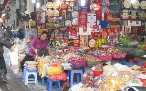 Bất an với bánh kẹo Tết bán theo... cân, đóng gói trong bao tải!
