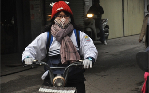 Học sinh co ro đến trường trong giá rét