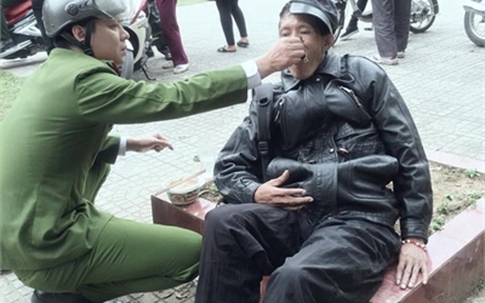 Bức ảnh công an bón mỳ cho người ngất xỉu gây xúc động
