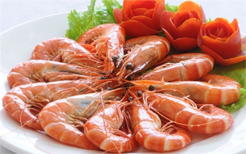 Đầu bếp tiết lộ chiêu đánh tráo tôm tươi trong nhà hàng sang
