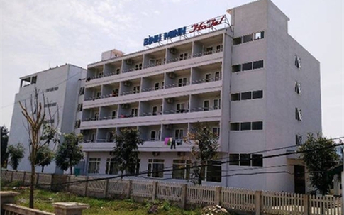Đi tắm biển, điện thoại, tiền mặt ở khách sạn ‘bốc hơi’ hết