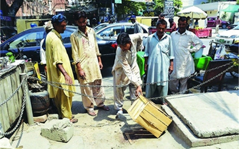 Giúp bạn trốn theo người yêu, cô gái bị làng xử tử