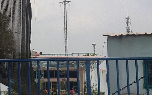 Nam thanh niên nghi ngáo đá cầm dao xông vào nhà dân cố thủ