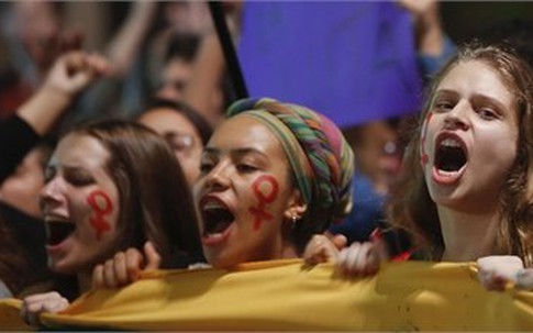 Thiếu nữ 16 tuổi bị hiếp dâm tập thể gây chấn động Brazil