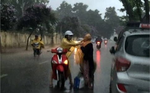 'Em giúp anh, lần sau anh giúp người khác'