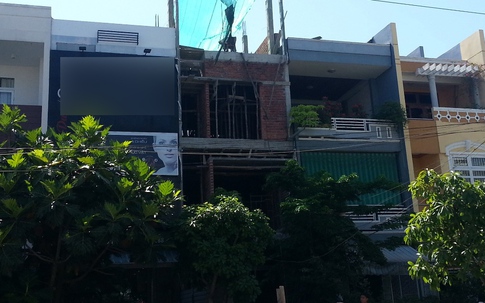 Người đàn ông rơi từ tầng 3 ngôi nhà đang xây