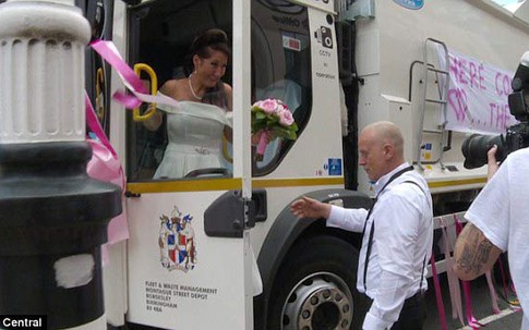 Chú rể bật khóc khi thấy cô dâu trên xe chở rác