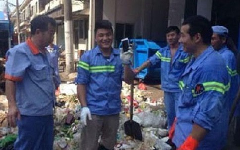 Bới 5 tấn rác tìm điện thoại cho cô gái xinh đẹp