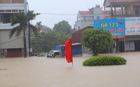 Mưa ngập Hà Nội và nhiều thành phố, có nơi ngang thắt lưng