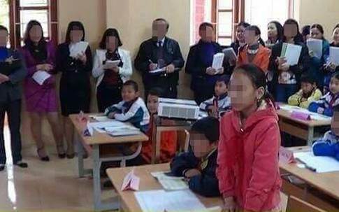Giáo viên dự giờ vây kín học sinh: “Chuyện bình thường ở huyện!”