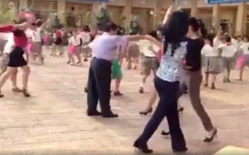 Cô trò tiểu học nhảy “Cha Cha Cha” cực ấn tượng trên sân trường