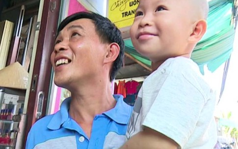 Bé trai 2 tuổi ở miền Tây chưa đi học đã biết đọc chữ
