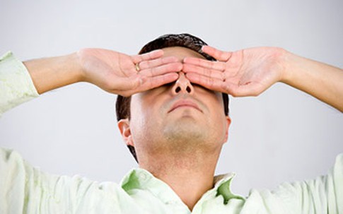 Uống nhiều rượu mắt sẽ bị mờ