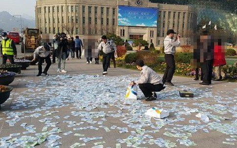 Bài học từ chuyện người phụ nữ vứt đống tiền ra đường không ai nhặt ở Hàn Quốc