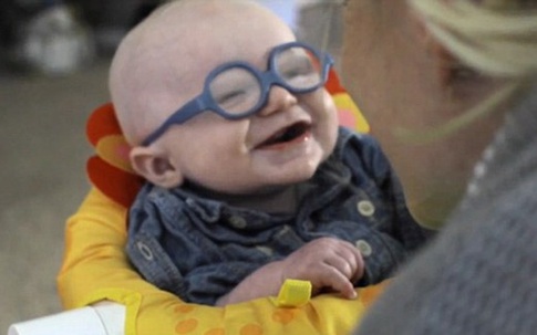Khoảnh khắc bé trai 4 tháng tuổi mỉm cười khi nhìn rõ mẹ gây xúc động hàng triệu người