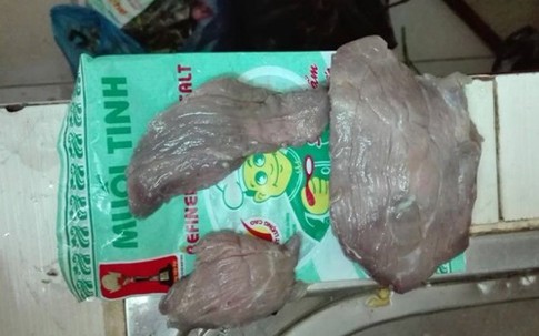 Tá hỏa phát hiện miếng thịt bò biến thành màu trắng sau 2 tiếng