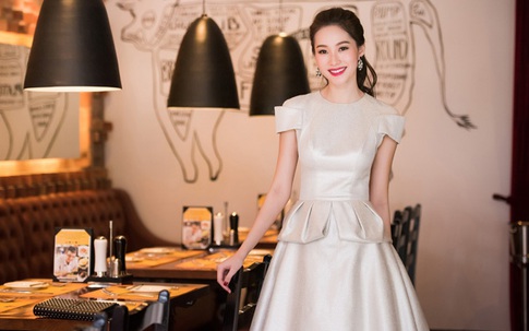 Hoa hậu Đặng Thu Thảo tỏa nhan sắc ngọt ngào khi dự tiệc