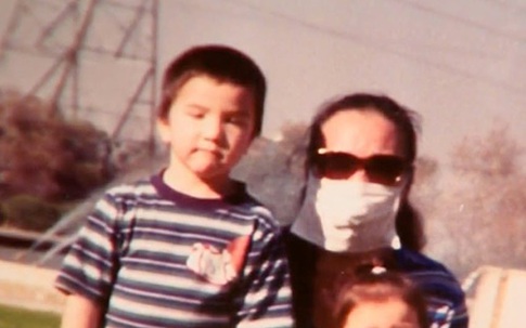 Bà mẹ 12 năm mang khẩu trang giấu gương mặt đáng sợ để được bên con