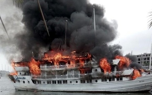 Hiện trường du thuyền hạng sang bốc cháy ở Hạ Long