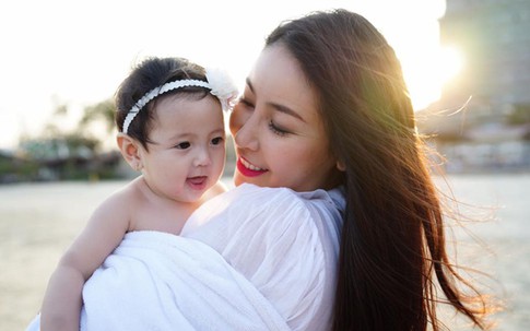 Hà Kiều Anh bình yên bên con gái út