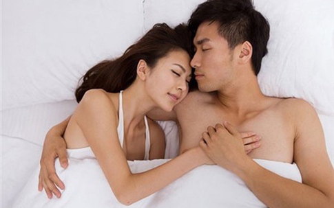 Đàn ông nên học cách ôm vợ khi ngủ