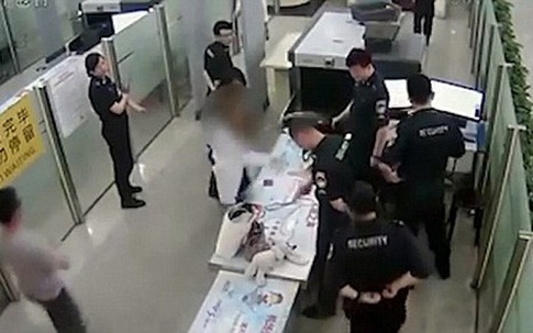Nữ sinh Trung Quốc hắt nước vào người nhân viên hải quan tại sân bay