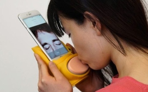 Thiết bị giúp "hôn môi xa" qua smartphone
