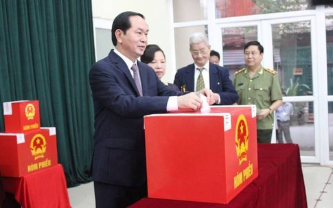 Chủ tịch nước và phu nhân bỏ lá phiếu đầu tiên tại điểm bầu cử