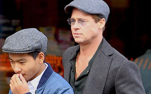 Brad Pitt dẫn các con đi mua quà tặng Angelina Jolie