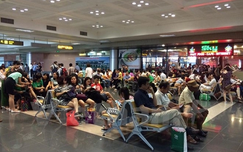 Hành khách mắc kẹt ở sân bay Nội Bài vì chậm bay do mưa bão