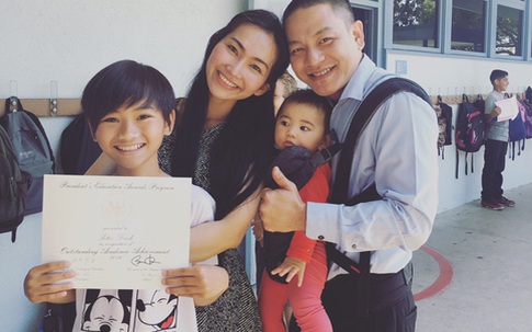 Vợ chồng Kim Hiền tự hào khoe thành tích học tập của con