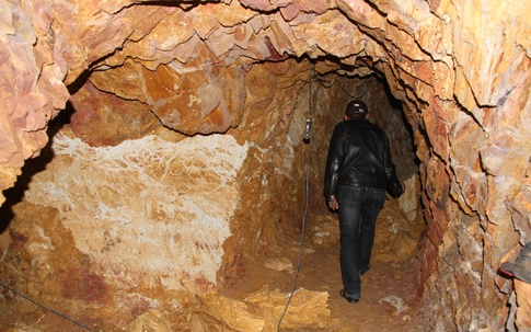 Đã có thông tin chính thức vụ ‘Bí thư huyện đào hầm rượu xuyên núi’