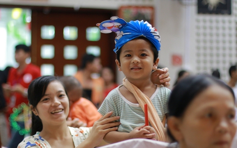 Hàng trăm bệnh nhi vỡ òa cảm xúc với "Trung thu đỏ"