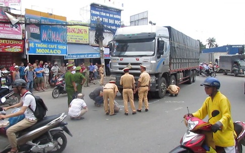 TP.HCM: Xe tải cuốn xe máy vào gầm, 1 người chết, 1 người bị cán nát chân